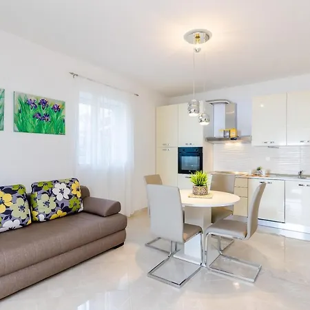 Apartmetns Sandito-one-bedroom With Terrace And Sea View